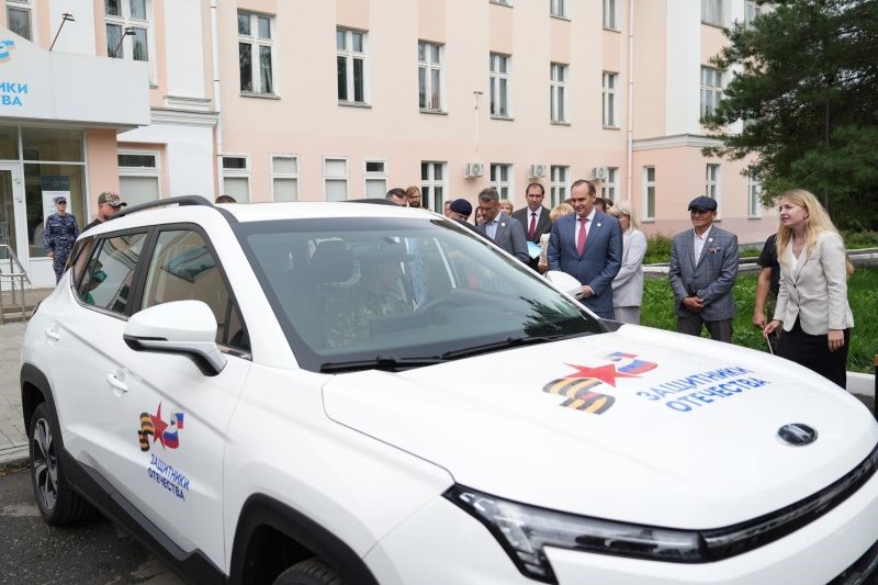 В Мордовии ветеран СВО с тяжелым ранением получил автомобиль с адаптивным управлением